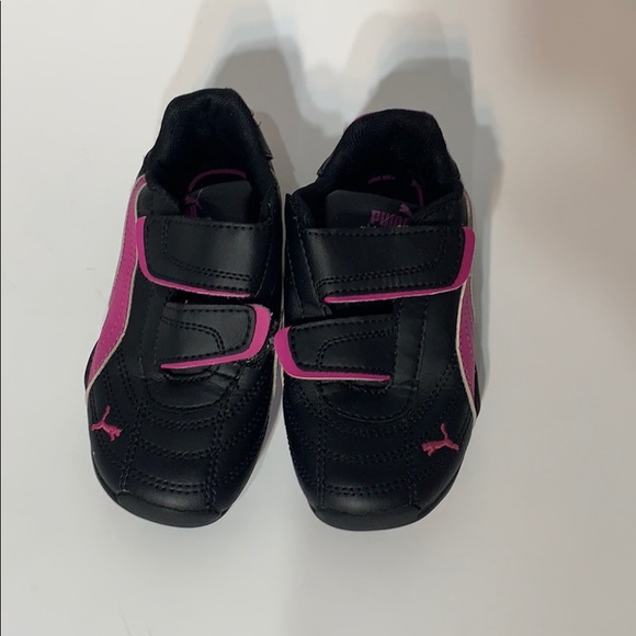 black and hot pink puma shoes